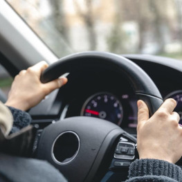 Wibracje kierownicy – z jakich przyczyn kierownica wpada w drgania podczas jazdy?