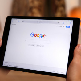 Ilustracja do artykułu: Google w tarapatach: AI pod ostrzałem z dwóch stron