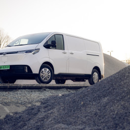 Ilustracja do artykułu: Tak wygląda elektryczny van z napędem na cztery koła. Ma 204 KM i zasięg do 335 km