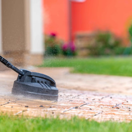 Skuteczne Metody Czyszczenia Kostki Brukowej: Usuń Mech i Plamy