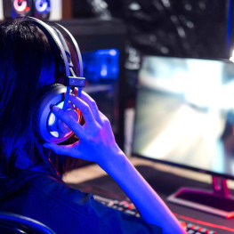 Nietypowy sposób grania na PC: Kreatywne rozwiązanie gamera