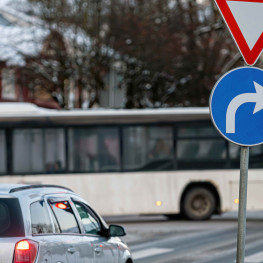Ilustracja do artykułu: Jak poprawnie używać kierunkowskazów na rondzie? Unikaj powszechnych błędów