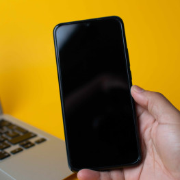 Tani telefon realme o baterii 6500 mAh odpornej na upadki z 2m