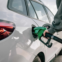 Ilustracja do artykułu: Samochód spalinowy w Polsce nadal tańszy od elektrycznego