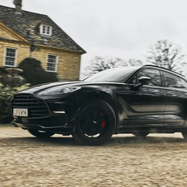 Ilustracja do artykułu: Aston Martin DBX zagra w drugim sezonie „MobLand”. Premiera 18 września