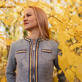 Modna bluzka na jesień: Zobacz, jak noszą ją gwiazdy