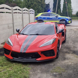 Założył do Corvette tablice kupione w internecie. Auto nie było zarejestrowane ani ubezpieczone