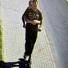Ilustracja do artykułu: Hulajnoga z dwiema osobami zderzyła się z motocyklem. Policja szuka uczestników