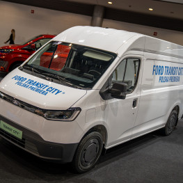Ilustracja do artykułu: Elektryczny Ford Transit City debiutuje w Polsce. Ma akumulator 56 kWh i do 254 km zasięgu