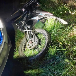 Ilustracja do artykułu: 13-latek uciekał elektrycznym motocyklem po chodniku. Zatrzymał go policyjny radiowóz