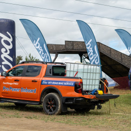 Ford Ranger PHEV zasilał serwis rowerowy. Na pace miał 600 litrów wody