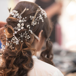 Stylowe fryzury ślubne na długie włosy: inspiracje i trendy