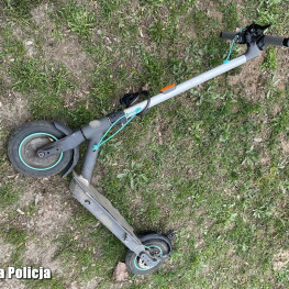Ilustracja do artykułu: Dziewczynka przewożona hulajnogą bez kasku została poważnie ranna. Policja przypomina zasady
