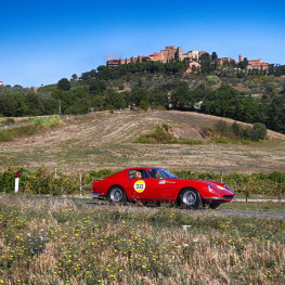 Ilustracja do artykułu: Ferrari Cavalcade Classiche 2026. 75 załóg spotka się nad Gardą