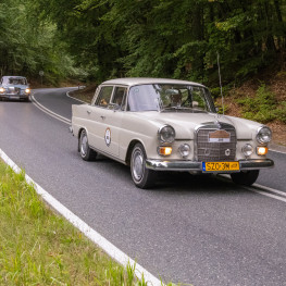 Ilustracja do artykułu: Blisko 100 klasycznych Mercedesów przejechało 300 km nad Bałtykiem
