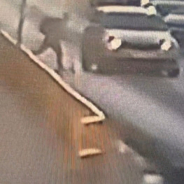 Ilustracja do artykułu: Nastolatek na hulajnodze uderzył w bok Skody na przejściu. Policja pokazała nagranie