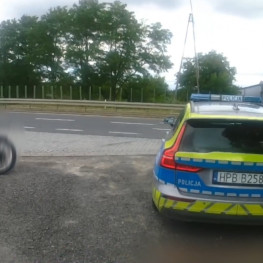 Ilustracja do artykułu: Motocyklista próbował przekupić policjantów. Zatrzymano go po kontroli prędkości