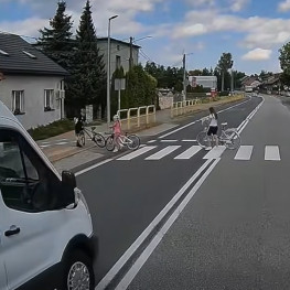 Ilustracja do artykułu: Ford wyprzedzał przed przejściem i nie ustąpił pieszym. Policja szuka świadków