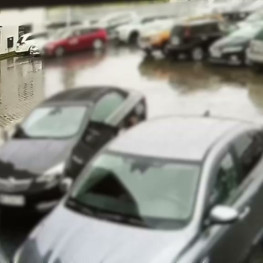 Potrącił kobietę na parkingu i odjechał. Kierowca miał blisko 2 promile i sądowy zakaz