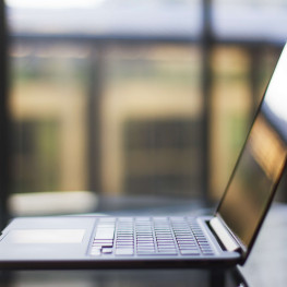 Surface przedstawia: nowe Pro, Laptop i innowacyjna myszka