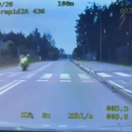 Ilustracja do artykułu: Motocyklista jechał na jednym kole w Szumowie. Stracił prawo jazdy na trzy miesiące