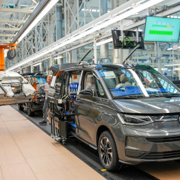 Ilustracja do artykułu: Volkswagen rozpoczął produkcję nowych Multivana i Californii w Hanowerze