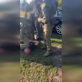 Ilustracja do artykułu: Policja odzyskała dwa Mercedesy warte około 550 tys. zł. Dwaj podejrzani trafili do aresztu