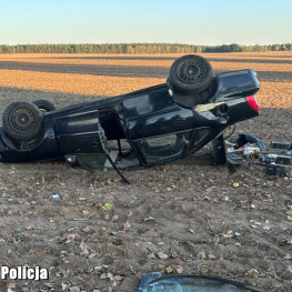 Ilustracja do artykułu: Opel wypadł z drogi i dachował. Policja: kierowca miał około 3 promili