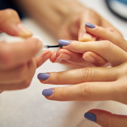 Modny Manicure Lata 2026: Lekkie i Efektowne Paznokcie dla Fanek
