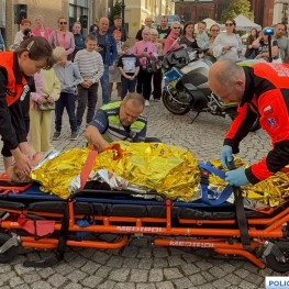 Ilustracja do artykułu: Symulowany wypadek w centrum Legnicy. Służby pokazały akcję ratunkową krok po kroku