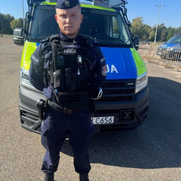 Pijany kierowca bez uprawnień wjechał do rowu. Zareagował policjant