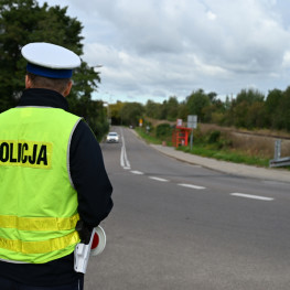 Ilustracja do artykułu: Podlaska policja ujawniła prawie 400 wykroczeń przy przejazdach. 300 dotyczyło znaku STOP