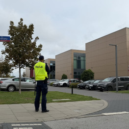 Policja sprawdza kierowców przy szkołach na Pradze Północ. Kontroluje też przewożenie dzieci