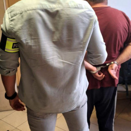 Kontrola w Markach: kierowca miał zakaz, a pasażer był poszukiwany dwoma nakazami