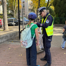 Ilustracja do artykułu: Policja rozda kaski dzieciom w Gdyni. Najpierw dostaną je uczniowie bez własnych