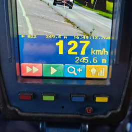 Ilustracja do artykułu: Pędził 127 km/h w terenie zabudowanym. Spieszył się na wesele