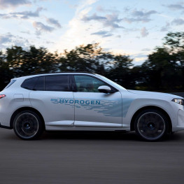 Ilustracja do artykułu: BMW iX5 Hydrogen w testach drogowych. Cel to 750 km zasięgu i mniej niż 5 sekund do setki