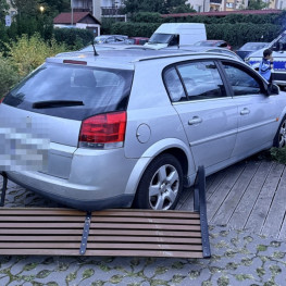 Ilustracja do artykułu: Miał blisko 2,5 promila i uderzał autem w ławkę. Kierowcę zatrzymała policja