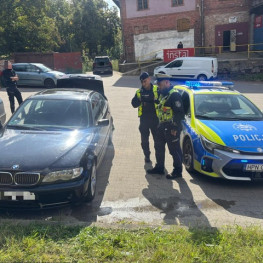 Ilustracja do artykułu: 24-latek bez prawa jazdy prowadził uszkodzone Audi. Policja odholowała też BMW