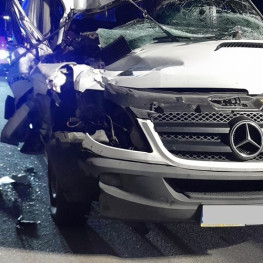 Ilustracja do artykułu: Śmiertelny wypadek na A1 pod Radomskiem. Mercedes uderzył w ciężarówkę