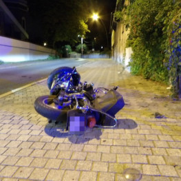 Pijany uciekał skradzionym motocyklem z dwoma pasażerami. Pościg zakończył się na słupie