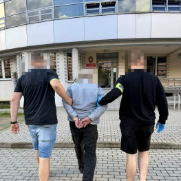 Jechał oplem slalomem i miał ponad 1,5 promila. Ukrył się na zapleczu sklepu