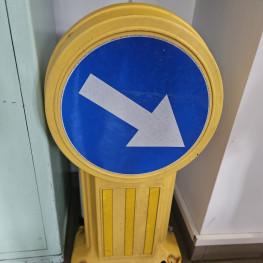 14-latkowie wieźli znak drogowy na hulajnodze. Policja wyjaśnia sprawę
