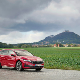 Ilustracja do artykułu: Škoda Octavia dostaje pełną hybrydę. Dwie moce i do 2 km jazdy na prądzie