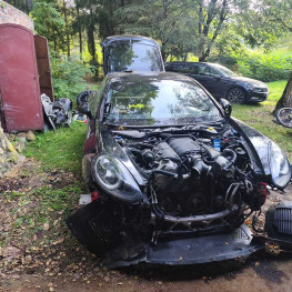 Skradzione Porsche Panamera znalezione w Wielkopolsce. Auto było już rozbierane