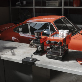 Ilustracja do artykułu: Porsche przeniosło barwy 911 Carrera RS 2.7 na ekspres. Dwie wersje powstaną po 911 sztuk