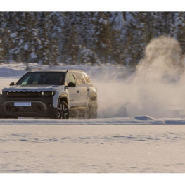 Ilustracja do artykułu: Elektryczny Jeep Compass 4xe ma 375 KM. Zasięg WLTP to 606 km
