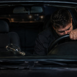 Ilustracja do artykułu: Miał blisko 2,5 promila i uszkodził zaparkowane auto. 28-latek został deportowany