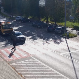 Laweta uderzyła w auto przed przejściem w Ełku. Pieszy odskoczył w ostatniej chwili