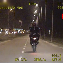 Motocyklista jechał na jednym kole i uciekał przed policją. Dostał 18 punktów